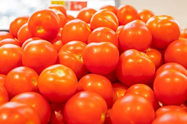 Taze pembe domateslerin arka planı. Vitaminler ve tarım