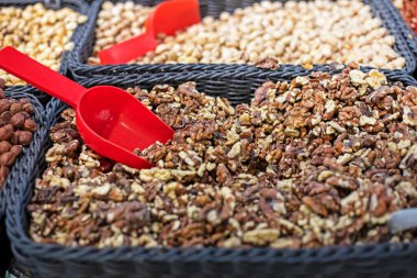 Süpermarkette ceviz kabuğu kabuğu soyulmuş. Beyin için sağlık ve vitaminler