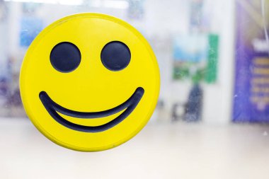 Geliştirme merkezinin kapısında gülen surat var. Okula geri dön.