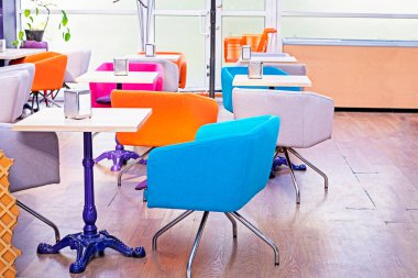 Süpermarketteki bir kafenin içinde şık bir ışık. İç mekanlardaki moda ve eğilimler