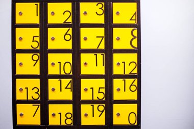 Koridordaki, ofisteki, okuldaki kişisel eşyalar için parlak sarı dolaplar. Okula geri dön.