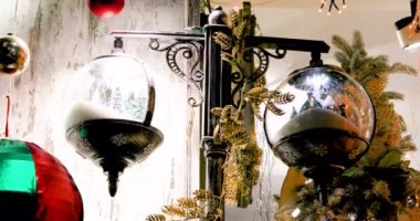Parlayan toplarla dekoratif yeni yıl süslemesi. Noel için Hazırlık