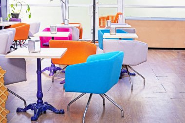 Süpermarketteki bir kafenin içinde şık bir ışık. İç mekanlardaki moda ve eğilimler