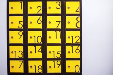 Koridordaki, ofisteki, okuldaki kişisel eşyalar için parlak sarı dolaplar. Okula geri dön.