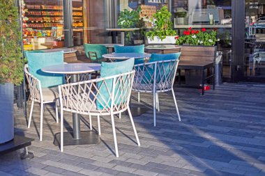 Modern eko mobilyaların olduğu bir kafede şık bir iç mekan.