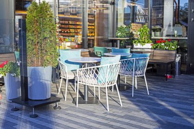 Modern eko mobilyaların olduğu bir kafede şık bir iç mekan.