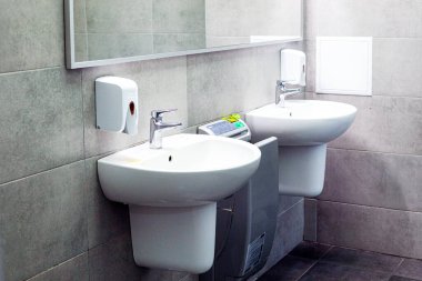 Modern banyo. Tuvaleti lavabo ve musluğu var.