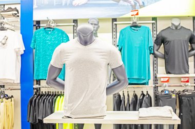 Süpermarkette siyah bir mankenin üzerinde spor erkek tişörtü. Gelişigüzel
