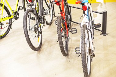 Spor mağazasında off-road bisikletleri. Etkin yeniden yaratma
