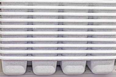 Süpermarkette istiflenmiş plastik yiyecek konteynerleri.