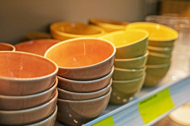 Süpermarkette salata ve çorba için seramik yemekler. Sıcak bir gün.