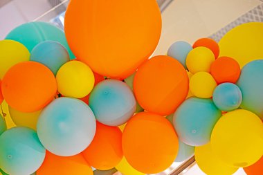 Çok renkli balonların arka planında. İş açılışı, Tatil dekorasyonları