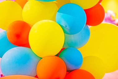 Çok renkli balonların arka planında. İş açılışı, Tatil dekorasyonları