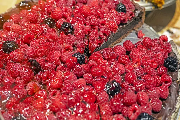 Sıcak, lezzetli ahududulu turta. Atıştırmalık Vitaminler ve sağlıklı yiyecekler.