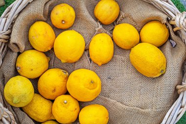 Süpermarkette doğal kumaş üzerine taze limon. C vitamini