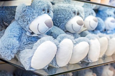 Süpermarketteki büyük mavi oyuncak ayılar. Çocukluk Dünyası