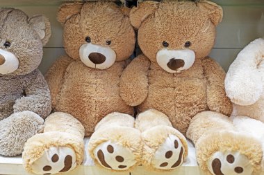 Süpermarketteki büyük kahverengi ayıcıklar. Çocukluk Dünyası