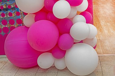 Beyaz ve pembe şişirilebilir balonların arka planı. Çocuklar için parti tatili
