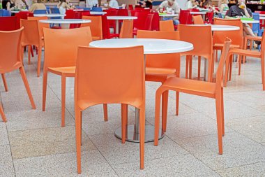 Süpermarkette parlak sandalyeli modern bir kafe.