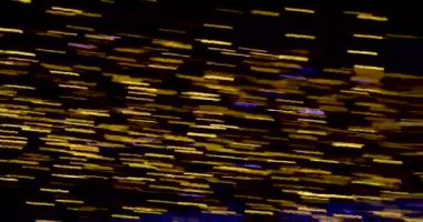 Parlak Yeni Yıl Festivali 'nin parlak çelenkleri dışarıda hareket halinde. Tatil ve Noel için hazırlık