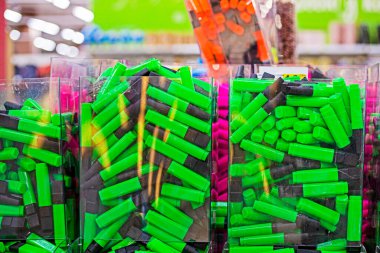 Konteynırlarda çok renkli işaretler var. Okula dönelim. Kırtasiye