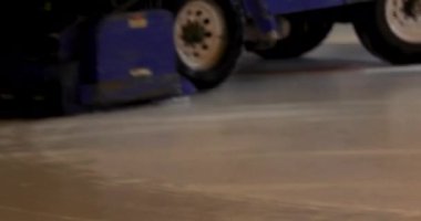  Yeni paten kaymadan önce özel cilalama makinesi buz pateni pistini temizler. Yılbaşı ve Noel tatili.