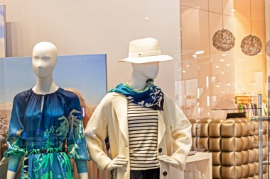 Mağaza vitrininde şık elbiseli kadın mankenler. moda ve tarz