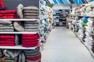 ev departmanında ekose, yastık ve battaniye