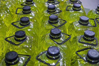 Araba yıkamak için plastik kutulara doldurulmuş sıvı.