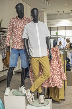 Şık giyinmiş erkek mankenler. moda ve tarz