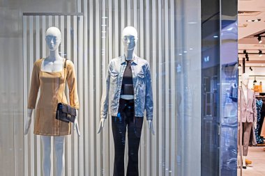 Şık giyinmiş kadın mankenler. Moda ve tarz