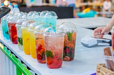 Dışarıda renkli serinletici meyveli yaz içecekleri. Açık Cafe