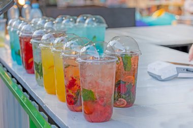 Buzlu renkli soğutma meyveli yaz içecekleri. - Dışarıda. Açık Cafe