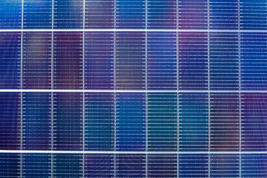 Çift taraflı güneş panellerinin arka planı. Güneş enerjisi ekonomisi ve elektrik endüstrisi krizi. karartma