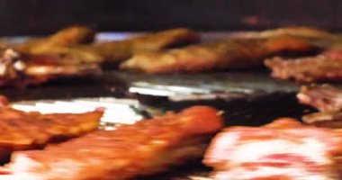 İştah açıcı domuz pirzolası ve biftek parçaları ızgarada pişirilir. Sokak atıştırması