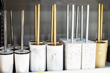 Süpermarket bölümündeki tuvalet fırçaları banyo için gerekli her şey.