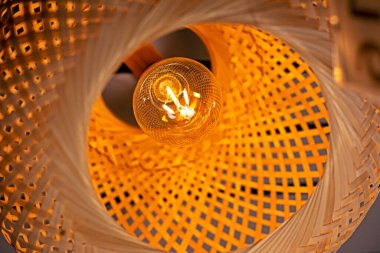 Lambaya akıllı etkileşimli lamba da dahil. Elektrik tasarrufu