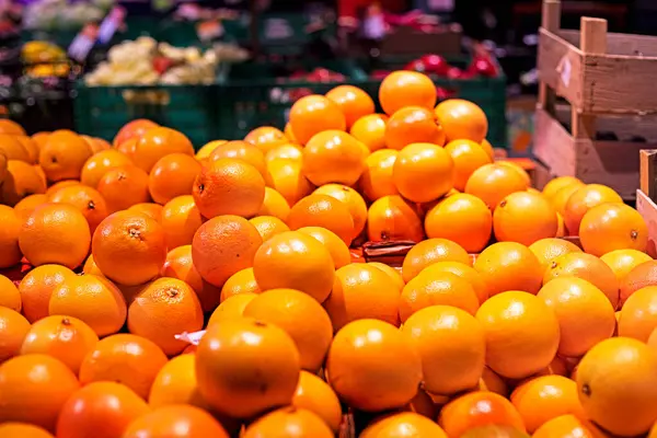 Olgun portakallar süpermarkette bir kabın içinde