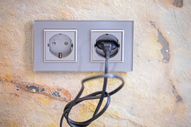 Modern prizler beton duvarın içinde.