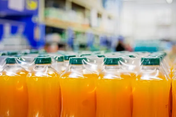 Süpermarkette plastik kaplarda paketlenmiş doğal meyve suyu. Sağlıklı yemek.