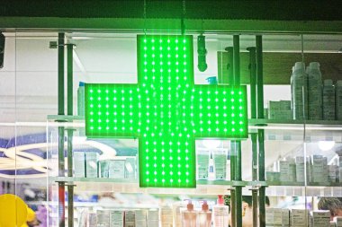 Bir eczanenin içindeki yeşil sağlık haçı