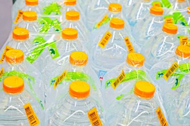 Süpermarketteki farklı plastik kaplarda içme suyu. Sağlık hizmetleri