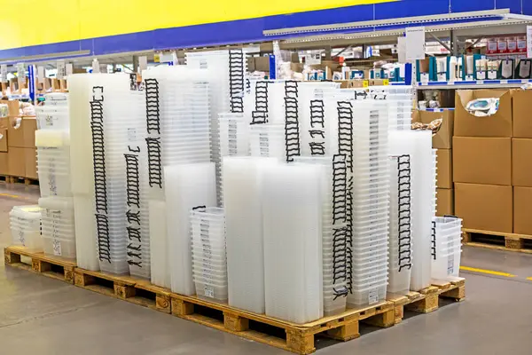 Yiyecek ve diğer eşyalar için plastik kaplar birbirinin içine istiflenmiş.