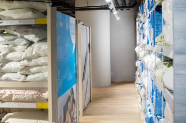 Yastıklar ve battaniyeler markette tezgahın üzerinde.