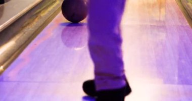 Kız topu bowlinge atıyor ve cipsleri geçiyor. Aile tatili.