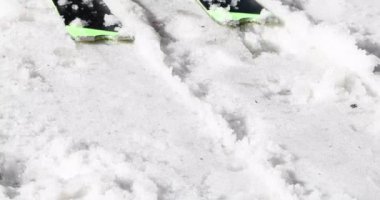 Kayakçı kayak pistine yaklaşıyor. Kayak sezonunun başlangıcı. Tatiller, Noel