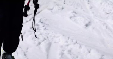 Genç kayakçılar yamaçtan inerler. Kış okulu tatilleri, Noel ve yeni yıl..