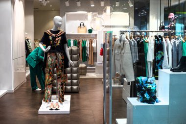 Kadın giyim bölümündeki mankenler üzerinde şık moda kadın kıyafetleri ve aksesuarlar.