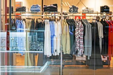 Kadın giyim bölümündeki mankenler üzerinde şık moda kadın kıyafetleri ve aksesuarlar.