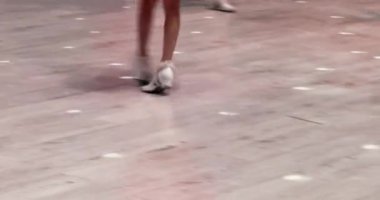 Beyaz ayakkabılı kızlar balo dansından önce ısınıyor..
